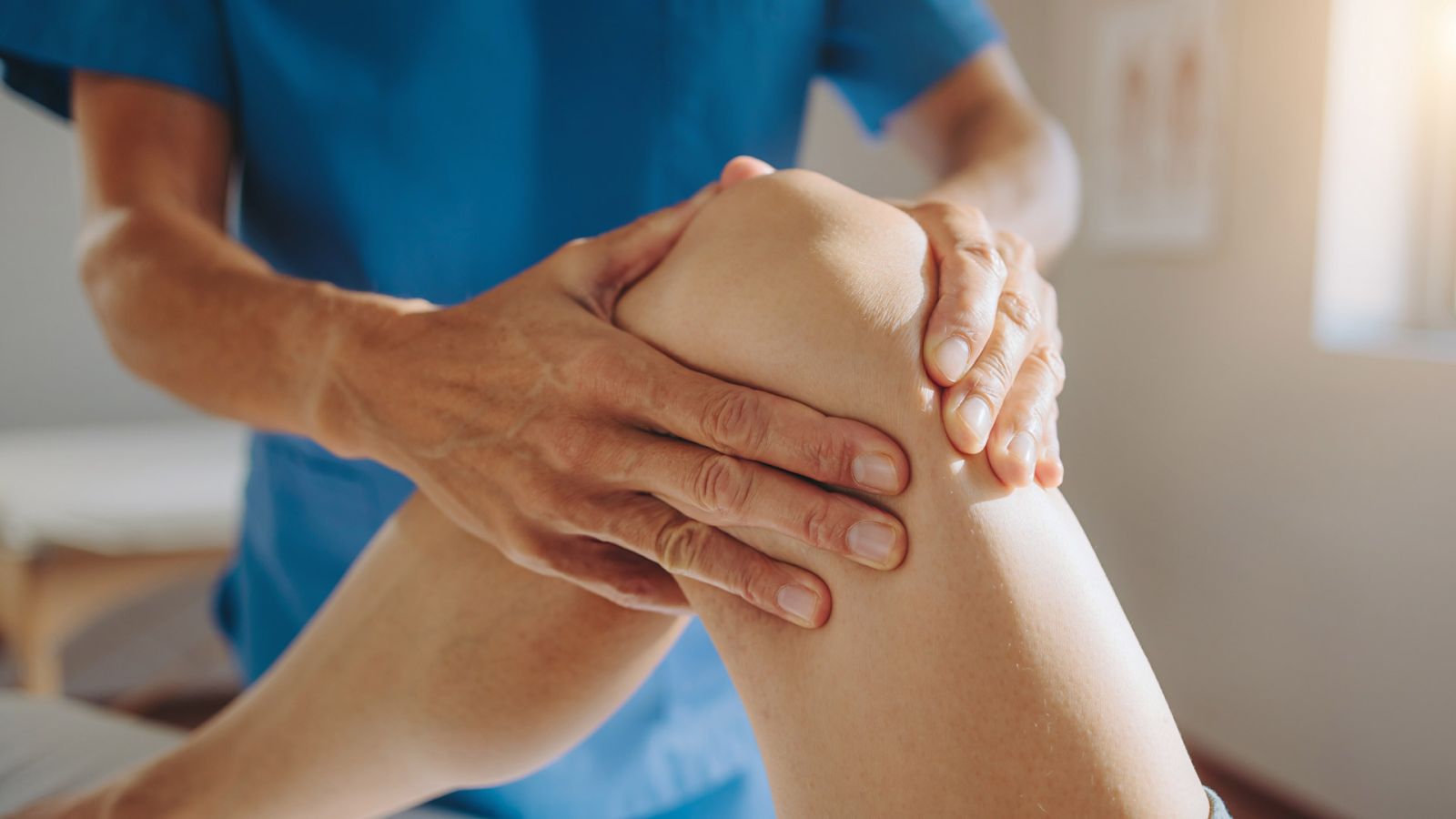 260504_CERTANIA_IFU-CERT_AI_physiotherapy_knee_closeup_B