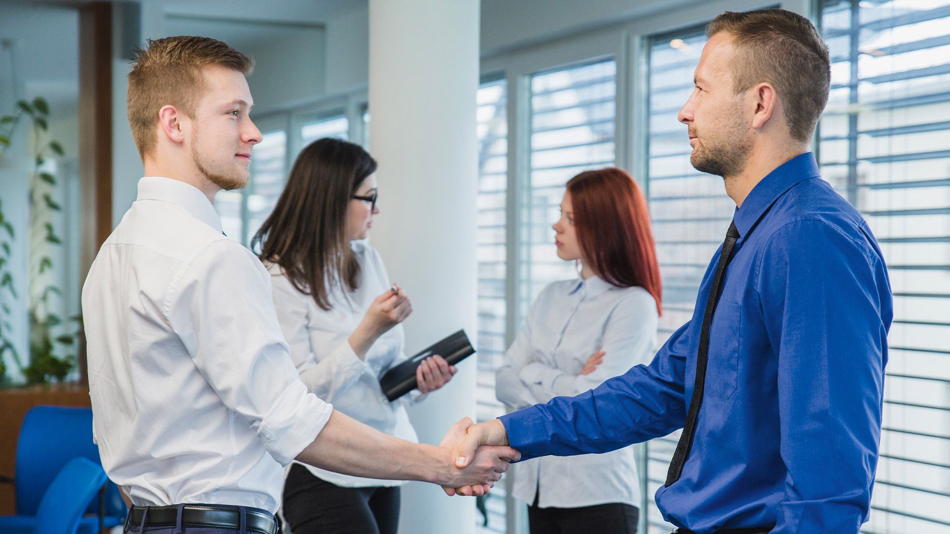 260504_CERTANIA_IFU-CERT_AI_geschäftspartner_handschlag_büro_vertrag