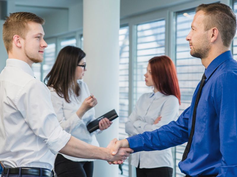 260504_CERTANIA_IFU-CERT_AI_geschäftspartner_handschlag_büro_vertrag